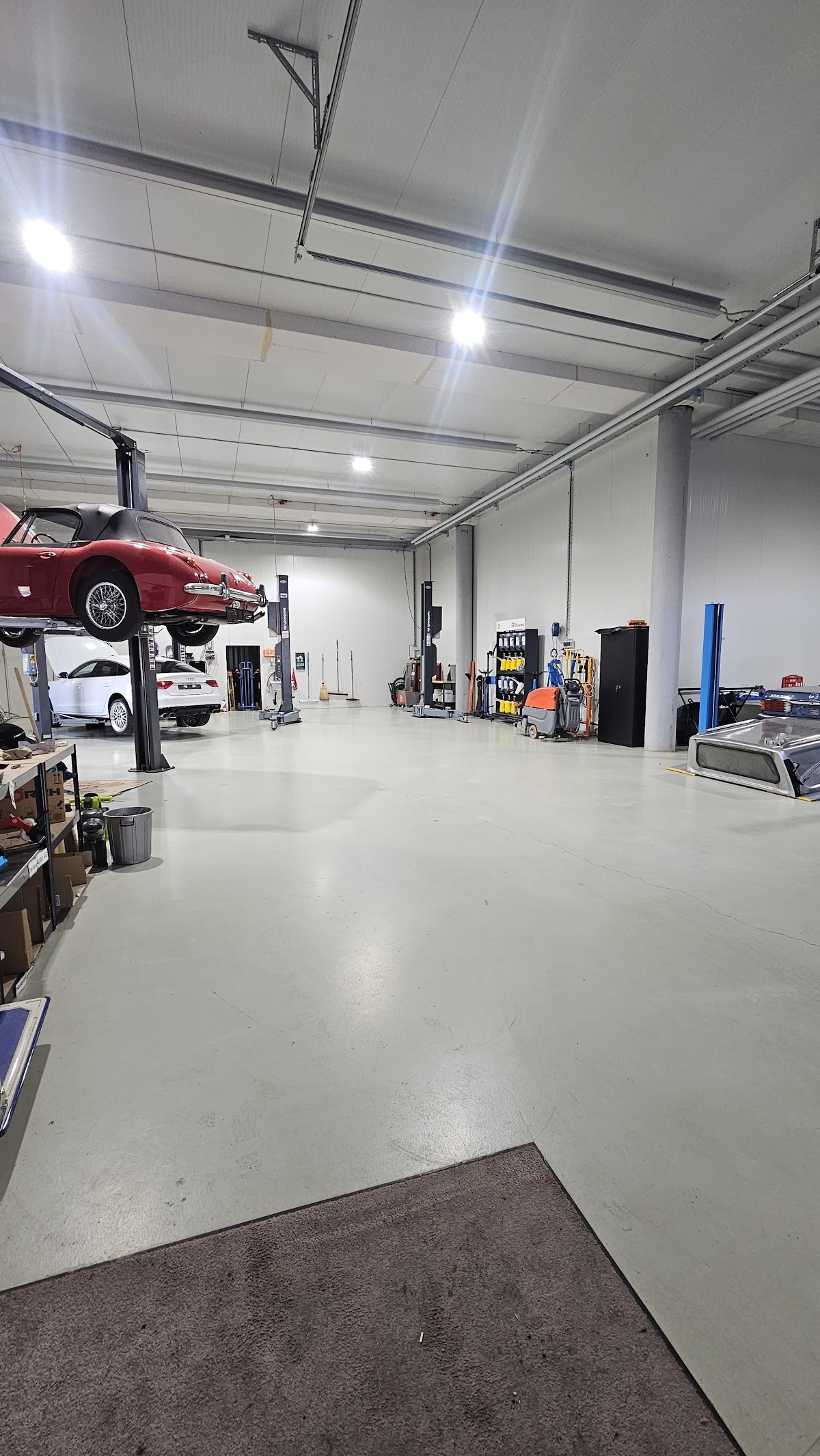 Werkstatt der Garage Jäggi mit Fahrzeug auf der Hebebühne