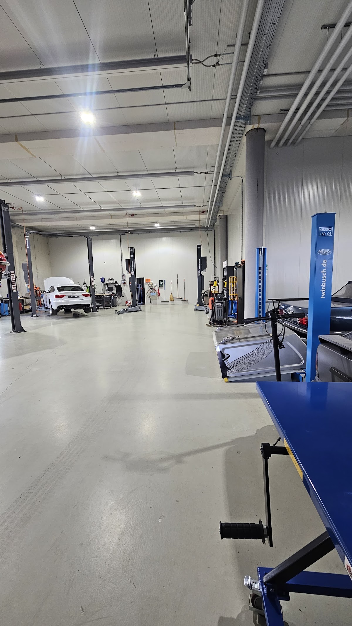 Aufgeräumte Werkstatt der Garage Jäggi mit Hebebühnen